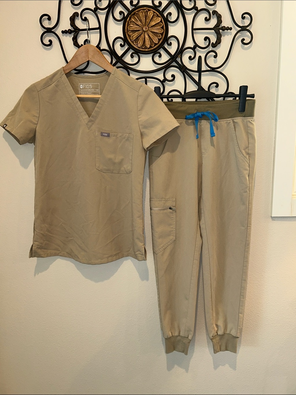 FIGS TECHNICAL COLLECTION JOGGER SCRUB SET SIZE XXS/XXS PETITE SAND